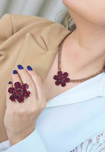 Anel Amira de flor vermelha banhado no vintage