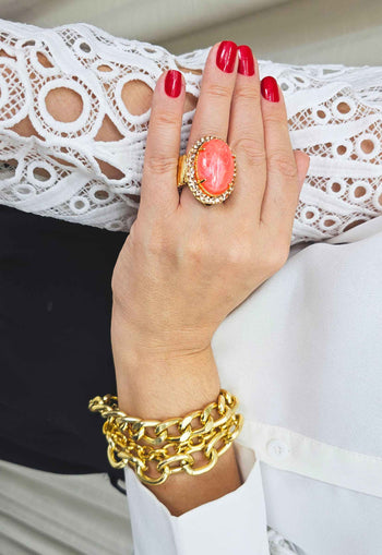 Anel Valquíria oval com pedra coral e strass light peach banhado no dourado