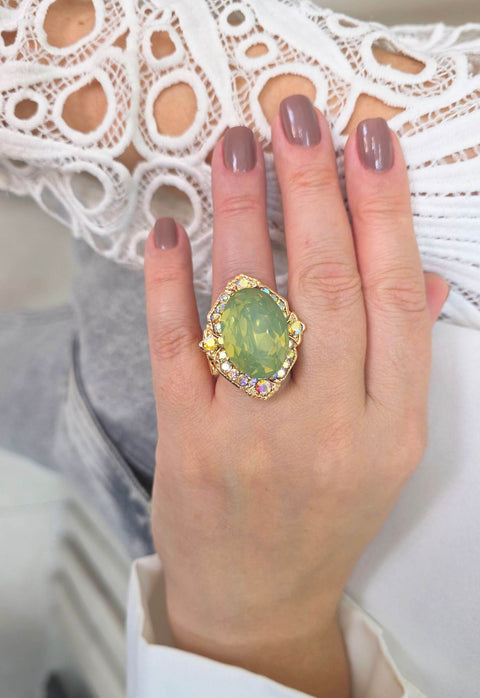 Anel Ester Menta com pedra oval e strass furta cor banhado no dourado