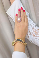 Anel Marluce: Elegante Oval com Pérolas e Pedras Rosas no Dourado | Sahara Acessórios