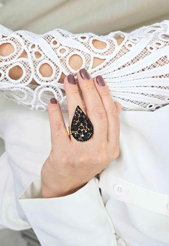Anel Alice de gota preta banhado no dourado