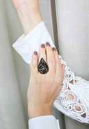 Anel Alice de gota preta banhado no dourado