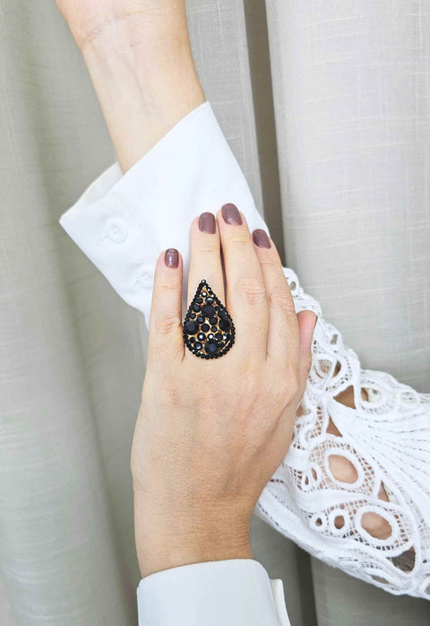 Anel Alice de gota preta banhado no dourado