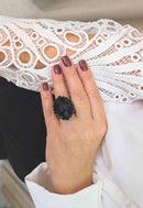 Anel Magda: Elegante Oval com Pedras Pretas no Grafite | Versatilidade no Look