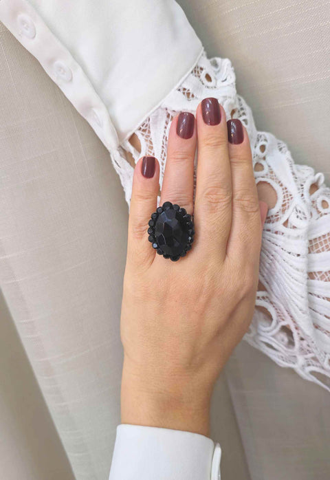Anel Magda: Elegante Oval com Pedras Pretas no Grafite | Versatilidade no Look