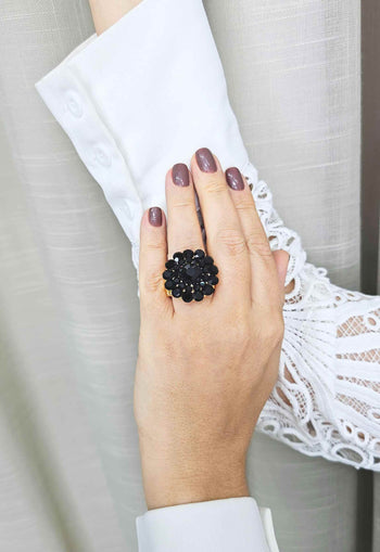 Anel Gerusa Gold com pedras pretas banhado no dourado