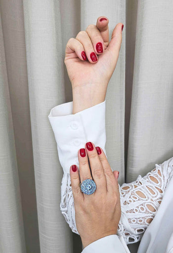 Anel Oceânica redondo de pedras azuis banhado no prata