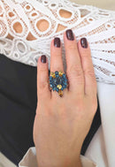 Anel Tarsila: Elegante com Pedras Âmbar e Azul Marinho no Vintage | Design Anatômico