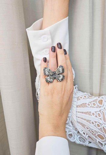 Anel Indira onix de borboleta grafite banhado no onix