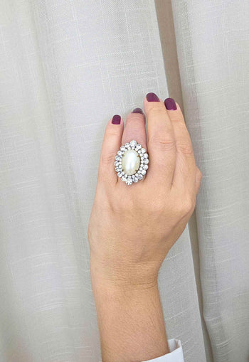 Anel Sandra: Elegante Oval de Pérola com Strass Cristal no Ouro Velho | Design Premium