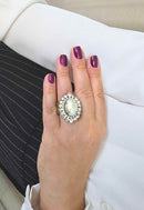 Anel Sandra: Elegante Oval de Pérola com Strass Cristal no Ouro Velho | Design Premium