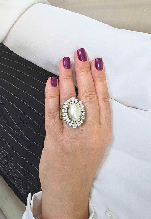 Anel Sandra: Elegante Oval de Pérola com Strass Cristal no Ouro Velho | Design Premium