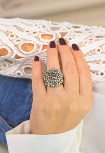 Anel Zilá redondo com pedras black diamond banhado no ouro velho