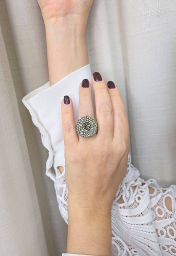 Anel Zilá redondo com pedras black diamond banhado no ouro velho
