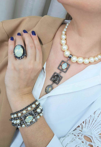 Anel Jenifer oval com pedra opal e hematite banhado no grafite