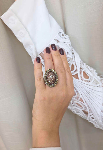 Anel Vera Lúcia: Elegante Oval com Pedras Cinza e Marrom no Ouro Velho | Estilo Atemporal