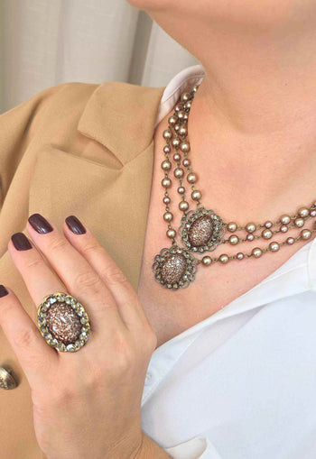 Anel Vera Lúcia: Elegante Oval com Pedras Cinza e Marrom no Ouro Velho | Estilo Atemporal