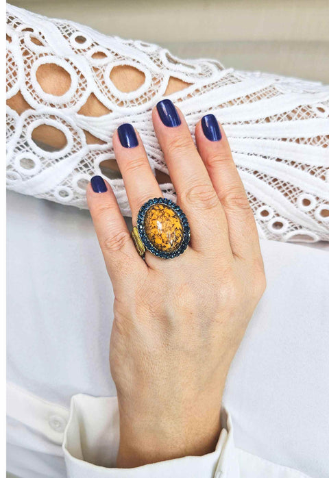 Anel Expressão oval de pedras azuis e mostrada banhado no ouro velho