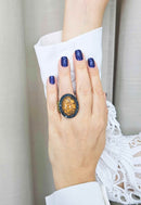 Anel Expressão oval de pedras azuis e mostrada banhado no ouro velho