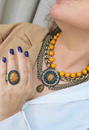 Anel Expressão oval de pedras azuis e mostrada banhado no ouro velho