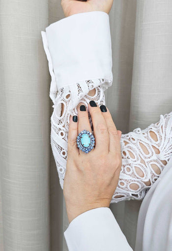 Anel momentos jeans oval com pedras azuis banhado no vintage