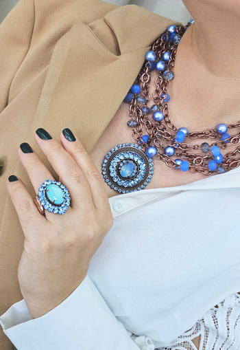 Anel momentos jeans oval com pedras azuis banhado no vintage