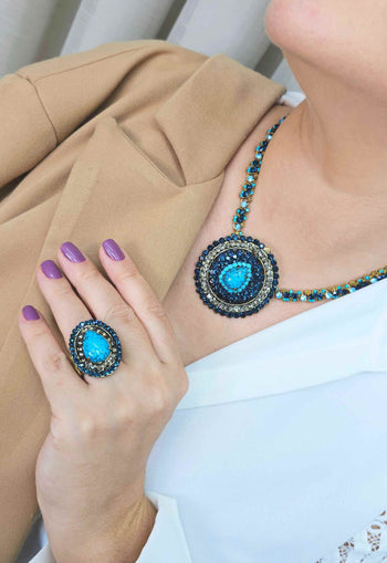 Anel Antônia oval de pedras azuis e black diamond banhado no ouro velho