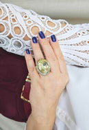 Anel Malta oval com pedras em verde claro banhado no dourado