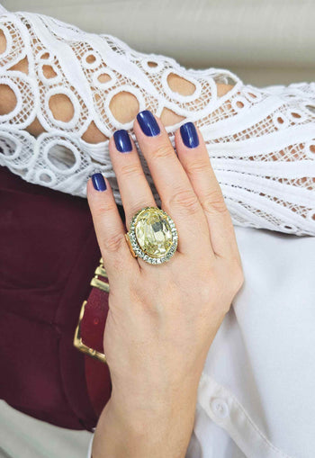 Anel Malta oval com pedras em verde claro banhado no dourado