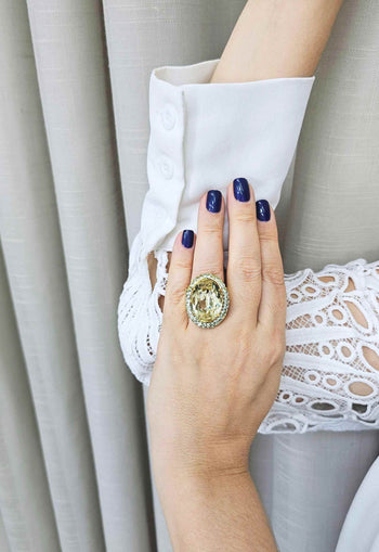 Anel Malta oval com pedras em verde claro banhado no dourado