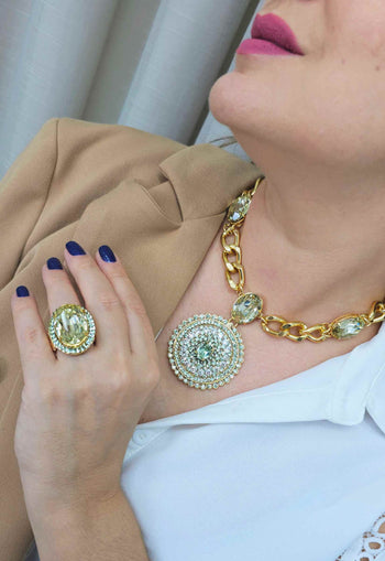 Anel Malta oval com pedras em verde claro banhado no dourado