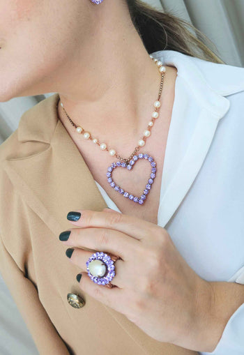 Anel Gisele oval com perola e pedras lilás banhado no vintage