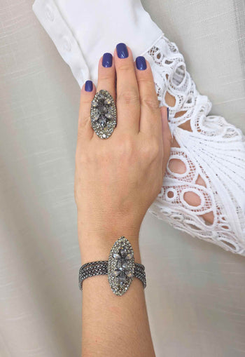 Anel Renata: Oval com Pedras Cinzas Banhado no Grafite | Look de Festa