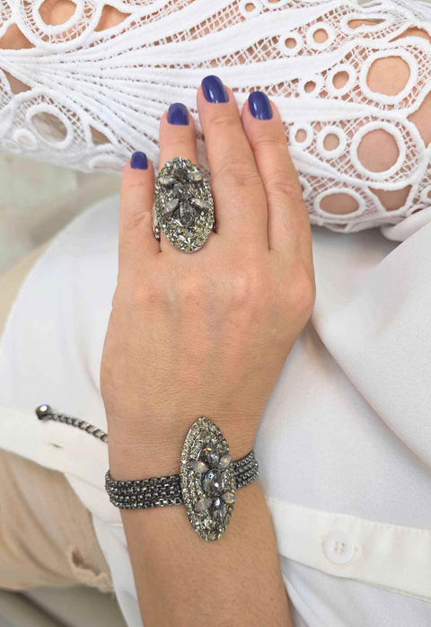 Anel Renata: Oval com Pedras Cinzas Banhado no Grafite | Look de Festa