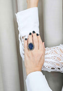 Anel Helena oval de pedra azul com black diamond banhado no ouro velho