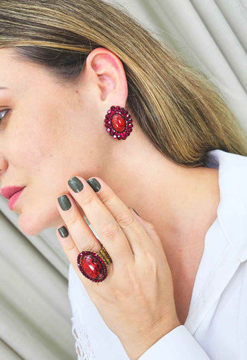 Anel Doha Red oval com pedras vermelhas banhado no ouro velho