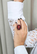 Anel Doha Red oval com pedras vermelhas banhado no ouro velho