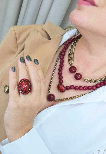 Anel Doha Red oval com pedras vermelhas banhado no ouro velho