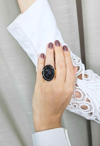 Anel Doha Black oval com pedras pretas banhado no dourado