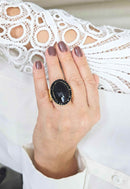 Anel Doha Black oval com pedras pretas banhado no dourado