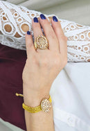 Anel Roseli oval com pedras light peach banhado no dourado