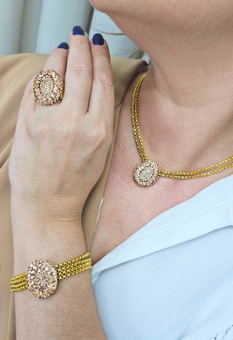 Anel Roseli oval com pedras light peach banhado no dourado