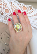 Anel Quero Mais gold oval de pedra boreal banhado no dourado