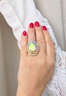 Anel Quero Mais gold oval de pedra boreal banhado no dourado