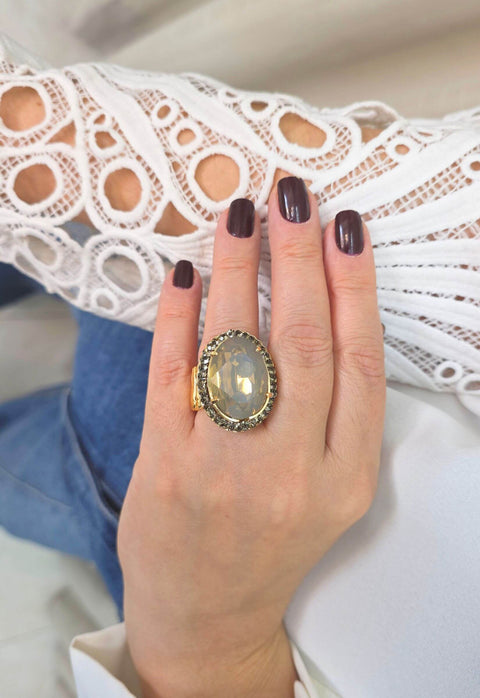 Anel Aurélia oval com pedra Opal e Black Diamond
