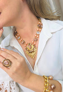 Anel Vicentina: Moda Festa com Pedras Peach e Marrom no Dourado | Design Exclusivo Sahara