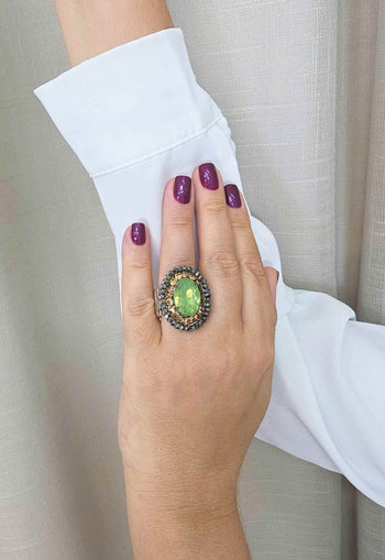 Anel Isaura: Elegante Oval com Pedras Menta e Marrom no Prata | Design By Sahara Acessórios