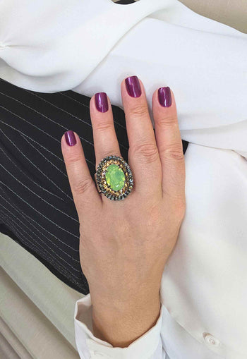 Anel Isaura: Elegante Oval com Pedras Menta e Marrom no Prata | Design By Sahara Acessórios