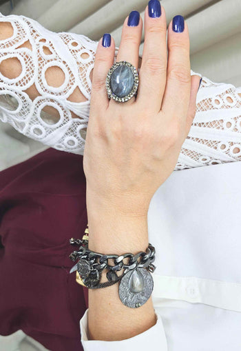 Anel Zoraide oval com pedra cinza e strass black diamond banhado no grafite