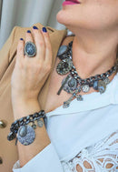 Anel Zoraide oval com pedra cinza e strass black diamond banhado no grafite